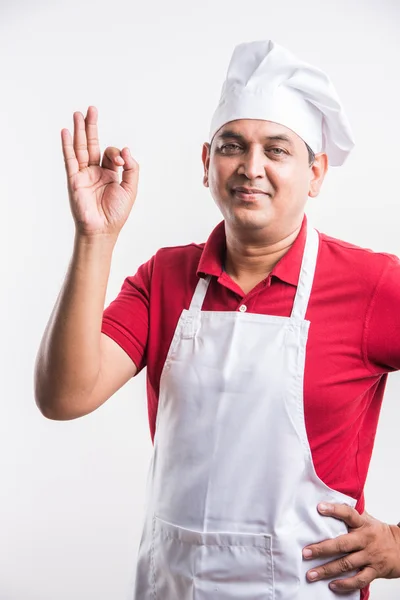 Портрет усміхненого індійського шеф-кухаря, який показує знак OK ізольовано на білому тлі, азіатський шеф-кухар і знак OK — стокове фото