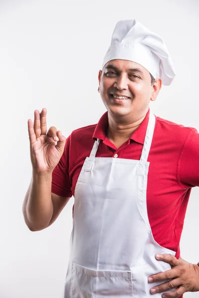 Retrato de um cozinheiro índio cozinheiro masculino sorridente mostrando sinal ok isolado em um fundo branco, asiático chef masculino e sinal ok — Fotografia de Stock