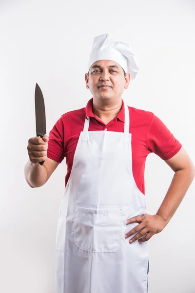 Uma imagem de um jovem cozinheiro indiano ou cozinheiro indiano macho com faca, isolado sobre fundo branco — Fotografia de Stock
