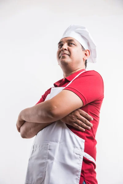 Портрет красивий і веселий індійський чоловічий шеф-кухар в уніформі з руками складені, ізольовані на білому фоні, селективний фокус на око, копіювати простір — стокове фото