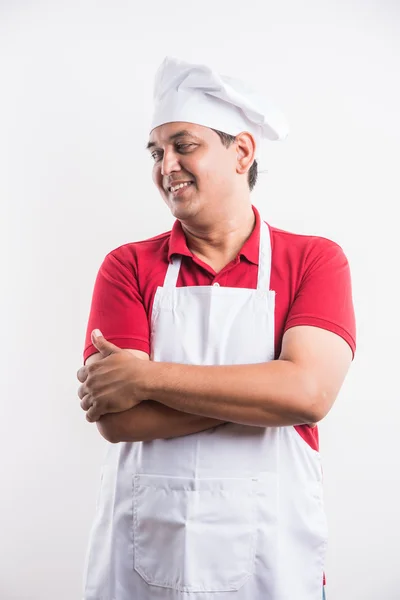 Портрет красивий і веселий індійський чоловічий шеф-кухар в уніформі з руками складені, ізольовані на білому фоні, селективний фокус на око, копіювати простір — стокове фото