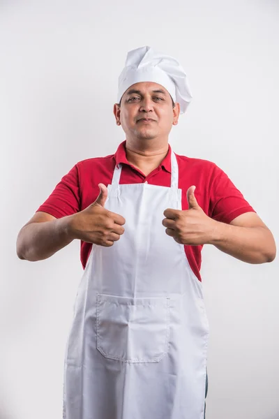 Портрет усміхненого індійського шеф-кухаря, який показує знак OK ізольовано на білому тлі, азіатський шеф-кухар і знак OK — стокове фото