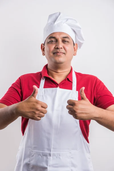 Retrato de um cozinheiro índio cozinheiro masculino sorridente mostrando sinal ok isolado em um fundo branco, asiático chef masculino e sinal ok — Fotografia de Stock