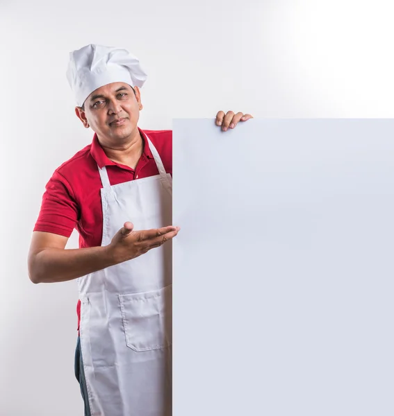 Індійський чоловічий шеф-кухар, що представляє білу дошку. Ізольовані на білому тлі — стокове фото