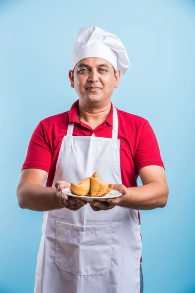 Indian male chef tasting indian snack samosa, asian male chef cook and food in plate — Stock Photo, Image