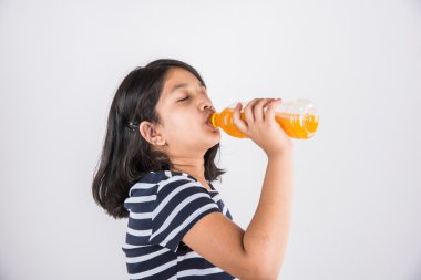 soğuk içecek şişesi ile hintli kız, asya kız pet şişesoğuk içecek içme, kız çocuk ve soğuk içecek, plastik şişe de mango veya turuncu soğuk içecek ile hint sevimli kız, izole