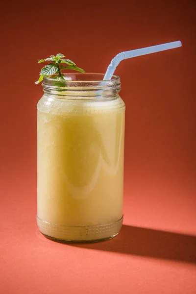 Aam Panna ou Salgado Verde Mano Suco ou verde kairi panha ou kairi pahna, refrescante dring frio no verão indiano — Fotografia de Stock