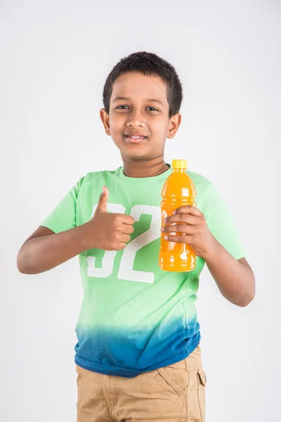 Indischer Junge mit Kaltgetränkflasche, asiatischer Junge mit Kaltgetränkflasche, kleiner Junge mit Kaltgetränk, süßer indischer Junge mit Mangosaft- oder Orangensaftflasche — Stockfoto