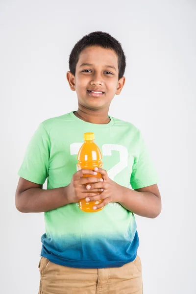 Indischer Junge mit Kaltgetränkflasche, asiatischer Junge mit Kaltgetränkflasche, kleiner Junge mit Kaltgetränk, süßer indischer Junge mit Mangosaft- oder Orangensaftflasche — Stockfoto