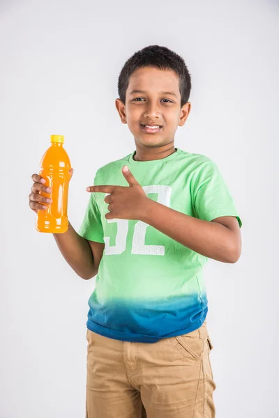 Indischer Junge mit Kaltgetränkflasche, asiatischer Junge mit Kaltgetränkflasche, kleiner Junge mit Kaltgetränk, süßer indischer Junge mit Mangosaft- oder Orangensaftflasche — Stockfoto