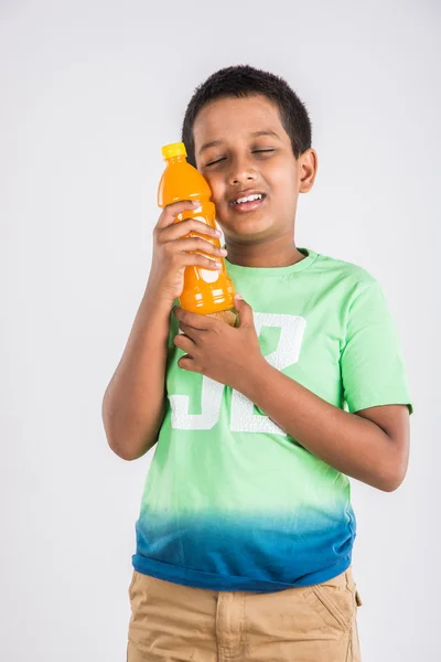 Indischer Junge mit Kaltgetränkflasche, asiatischer Junge mit Kaltgetränkflasche, kleiner Junge mit Kaltgetränk, süßer indischer Junge mit Mangosaft- oder Orangensaftflasche — Stockfoto