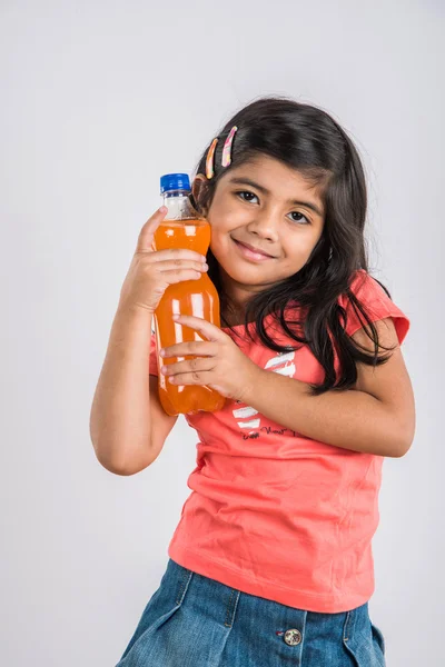 Indiase meisje met koud drankje fles, Aziatische meisje drinken koud drankje in PET fles, meisje kind en koud drankje, Indiase schattig meisje met mango of oranje koud drankje in plastic fles, geïsoleerd — Stockfoto