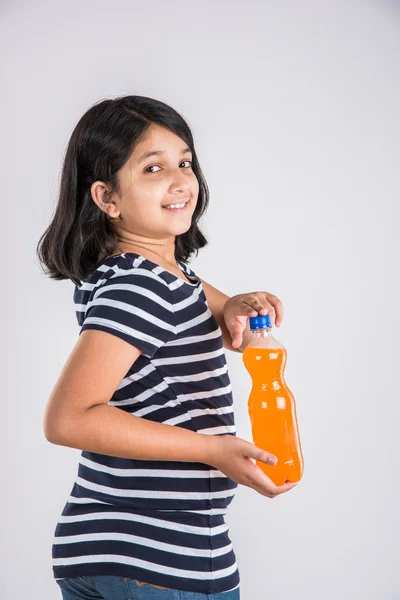 Indiase meisje met koud drankje fles, Aziatische meisje drinken koud drankje in PET fles, meisje kind en koud drankje, Indiase schattig meisje met mango of oranje koud drankje in plastic fles, geïsoleerd — Stockfoto