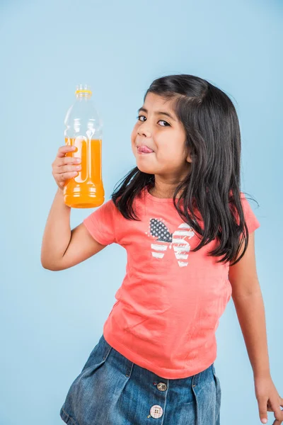 Indiase meisje met koud drankje fles, Aziatische meisje drinken koud drankje in PET fles, meisje kind en koud drankje, Indiase schattig meisje met mango of oranje koud drankje in plastic fles, geïsoleerd — Stockfoto