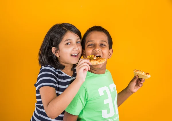 Indiase jongen en meisje eten pizza, Aziatische kinderen eten pizza — Stockfoto