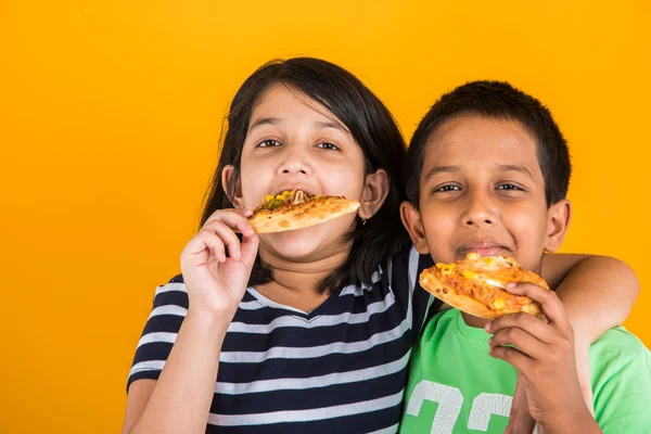 Indiase jongen en meisje eten pizza, Aziatische kinderen eten pizza — Stockfoto