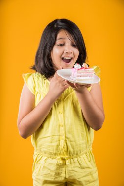 kek ya da pasta, kek, kız sarı arka plan üzerinde çilek pasta yemek yeme sevimli küçük kız yemek Hint çocuk portresi