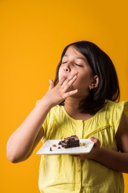 Genç tatlı kız pasta yiyor.