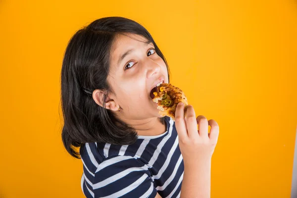 Portret van leuk Indiase meisje pizza eten op gele achtergrond — Stockfoto