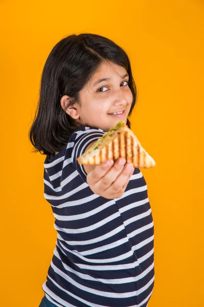 Indiase meisje Aziatisch meisje, sandwich en sandwich, leuk Indiase meisje poseren met sandwich op gele achtergrond eten — Stockfoto