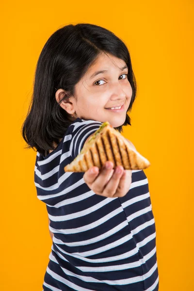 Indiase meisje Aziatisch meisje, sandwich en sandwich, leuk Indiase meisje poseren met sandwich op gele achtergrond eten — Stockfoto