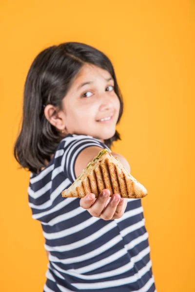 Indiase meisje Aziatisch meisje, sandwich en sandwich, leuk Indiase meisje poseren met sandwich op gele achtergrond eten — Stockfoto