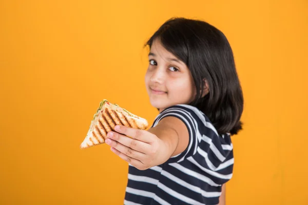 Indiase meisje Aziatisch meisje, sandwich en sandwich, leuk Indiase meisje poseren met sandwich op gele achtergrond eten — Stockfoto