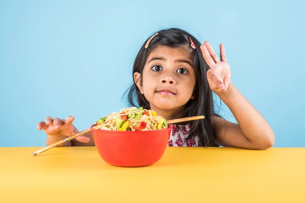 Gelukkig Aziatische kind eten heerlijke noodle, klein Indiaas meisje noedels eten in rode kom — Stockfoto