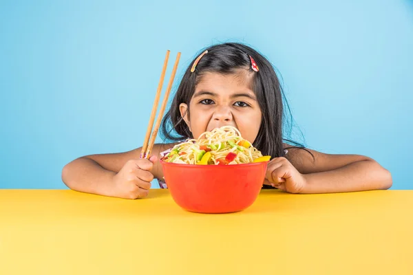 Gelukkig Aziatische kind eten heerlijke noodle, klein Indiaas meisje noedels eten in rode kom — Stockfoto