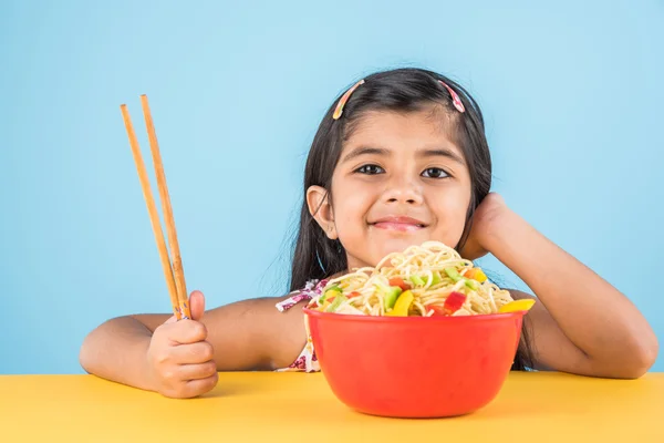 Gelukkig Aziatische kind eten heerlijke noodle, klein Indiaas meisje noedels eten in rode kom — Stockfoto