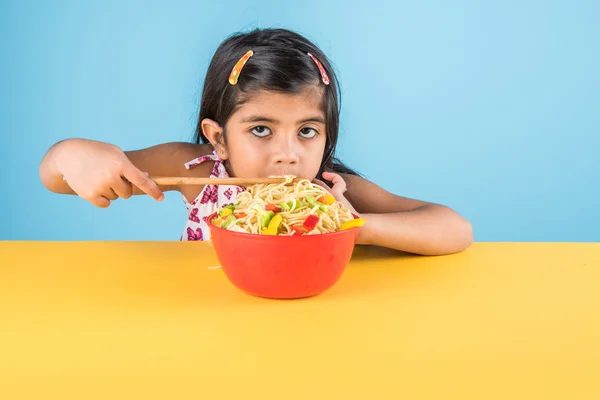 Gelukkig Aziatische kind eten heerlijke noodle, klein Indiaas meisje noedels eten in rode kom — Stockfoto