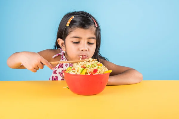Gelukkig Aziatische kind eten heerlijke noodle, klein Indiaas meisje noedels eten in rode kom — Stockfoto