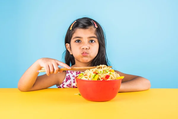 Gelukkig Aziatische kind eten heerlijke noodle, klein Indiaas meisje noedels eten in rode kom — Stockfoto