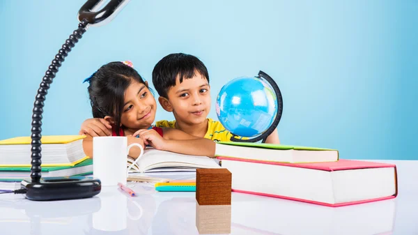 Indiana menino e menina estudando com globo na mesa de estudo, asiático crianças estudando, indiana crianças estudando geografia, crianças fazendo lição de casa ou casa de trabalho, duas crianças estudando na mesa — Fotografia de Stock