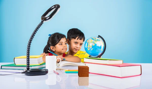 Niño y niña indios que estudian con el globo en la mesa de estudio, niños asiáticos que estudian, niños indios que estudian geografía, niños que hacen tareas o trabajo en casa, dos niños que estudian en la mesa — Foto de Stock