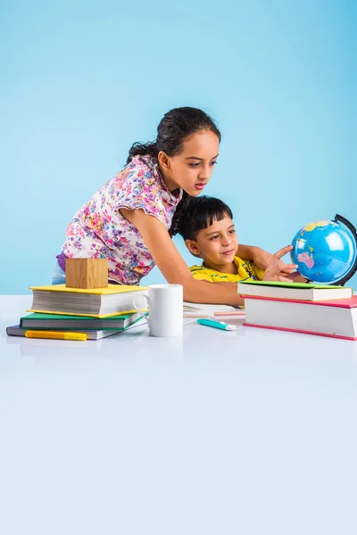 Enfants indiens mignons étudiant, fille asiatique intelligente et garçon faisant le travail à la maison, frères et sœurs indiens étudiant, petite fille indienne aidant son frère à faire ses devoirs — Photo