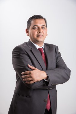 iyi görünümlü olgun Asyalı Hint erkek ile beyaz zemin üzerine izole iş kıyafeti