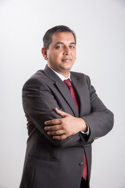 iyi görünümlü olgun Asyalı Hint erkek ile beyaz zemin üzerine izole iş kıyafeti