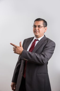 hint İşadamı beyaz arka plan üzerinde kopya alanı sunan izole. asian Happy iş adamı kopyalama alanı üzerine sunum yapıyor, Mutlu iş adamı beyaz arka plan üzerine sunum yapıyor