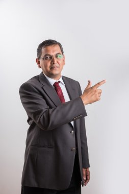 hint İşadamı beyaz arka plan üzerinde kopya alanı sunan izole. asian Happy iş adamı kopyalama alanı üzerine sunum yapıyor, Mutlu iş adamı beyaz arka plan üzerine sunum yapıyor