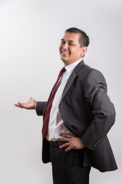 kendine güvenen ve gülümseyen hintli kız öğrencinin portresi, kameraya bakma, hintli kız okuma, asyalı kız ve kitap okuma