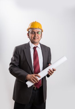 hintli işadamı bir plan tutan, sarı sert şapka giyen, beyaz arka plan üzerinde izole