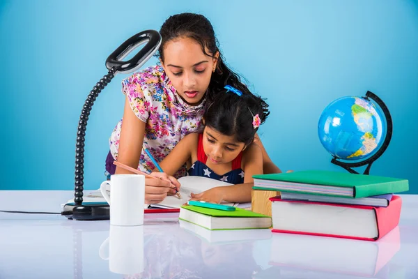 Chicas indias lindas estudiando, chicas asiáticas inteligentes haciendo trabajo en casa, hermanos indios estudiando, chicas pequeñas indias haciendo tareas juntas — Foto de Stock