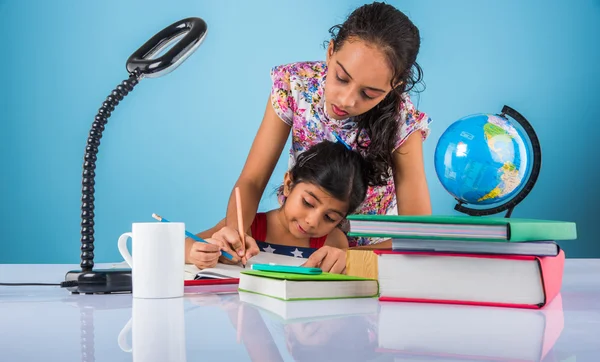 Chicas indias lindas estudiando, chicas asiáticas inteligentes haciendo trabajo en casa, hermanos indios estudiando, chicas pequeñas indias haciendo tareas juntas — Foto de Stock