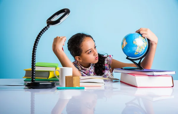 Onderwijs home concept - gestresst student meisje met boeken, Indiase meisje kind moe van studeren of huiswerk, Aziatisch meisje studeren en benadrukt, met globe speelgoed en koffie mok — Stockfoto