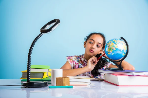 Educación y concepto de hogar - estudiante estresada chica con libros, niña india niño cansado de estudiar o hacer tareas, chica asiática estudiando y estresado, con globo juguete y taza de café — Foto de Stock