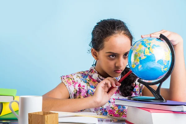 Onderwijs home concept - gestresst student meisje met boeken, Indiase meisje kind moe van studeren of huiswerk, Aziatisch meisje studeren en benadrukt, met globe speelgoed en koffie mok — Stockfoto