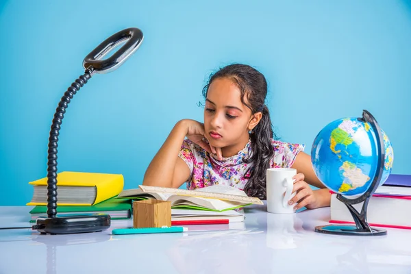 Educación y concepto de hogar - estudiante estresada chica con libros, niña india niño cansado de estudiar o hacer tareas, chica asiática estudiando y estresado, con globo juguete y taza de café — Foto de Stock