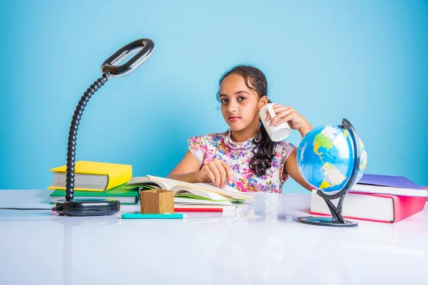 Educación y concepto de hogar - estudiante estresada chica con libros, niña india niño cansado de estudiar o hacer tareas, chica asiática estudiando y estresado, con globo juguete y taza de café — Foto de Stock