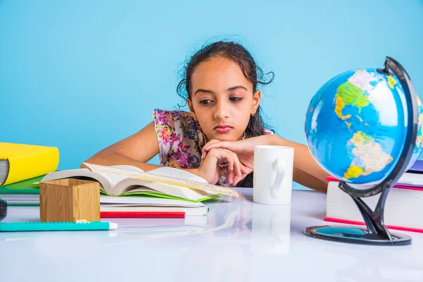 Educación y concepto de hogar - estudiante estresada chica con libros, niña india niño cansado de estudiar o hacer tareas, chica asiática estudiando y estresado, con globo juguete y taza de café — Foto de Stock